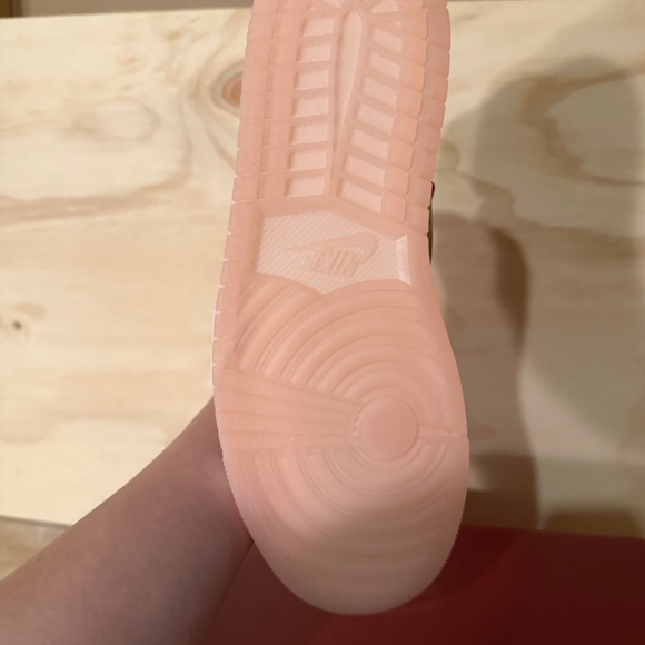 💘 Air Jordan 1 Mid “Valentine’s Day” – Women’s 12 / Men’s 10.5 💘 - Picture 3 of 3